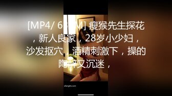 [MP4/ 1.63G] 渣女来袭高颜值女神情趣装诱惑，露脸跟大哥户外车震啪啪，站着尿尿深喉大鸡巴让大哥车上车下爆草