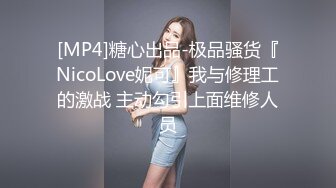 黑白3P 巨屌都无法满足这对美女们