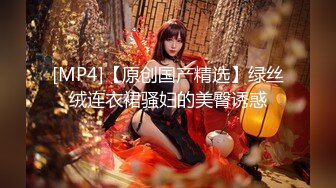 七月最新流出 厕拍大神给KTV送啤酒 偷偷潜入女厕偷拍前蹲T裤妹从水箱里弄出水来洗私处把设备沾上水了