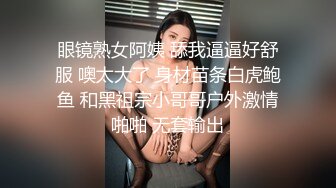 年轻小妹露脸酒店里被炸男玩弄，旁边还有个小哥玩直播，情趣装道具玩骚逼激情口交，压在身下爆草浪荡呻吟