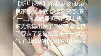 青春活力眼镜反差学生妹，长相老实，内心很开放，背後挂着自己写真艺术照