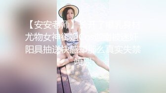 服装店老板娘营业期间坐前台边壹本正经的营业,下面露臊B给你看,也不怕路过行人发现