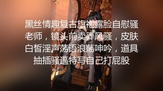 美女拿着仿真鸡巴玩弄安慰自己的小白虎