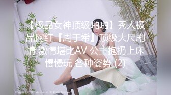 KTV厕所偷拍喝醉的美女趴在马桶上吐✿来个捡尸的屌丝男把她内裤脱了想上她