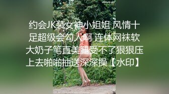 商场偷拍丰腴熟女谁能告诉我 她穿的是骚丁还是无内