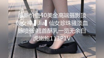 【网友自拍剧情】美乳少妇勾引上门服务的水电维修工直接在浴室垂裤口爆和啪啪，最后更是骚到颜射后清扫鸡巴