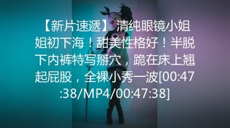 摸样不错的白虎小少妇伺候黄毛小哥激情啪啪，淫声荡语口交大鸡巴，激情上位让小哥无套插入，内射中出尿尿看